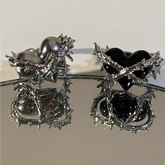 Black Heart Ring - Picture 3 of 10